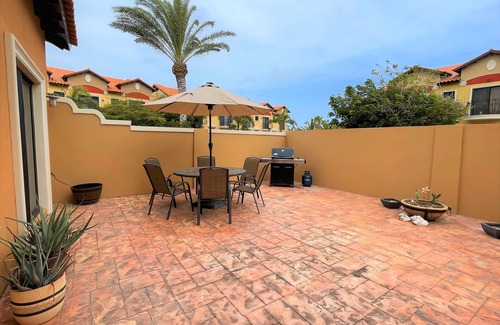Malmok House | Perfectly Located Townhouse: Minutes to Beaches!.