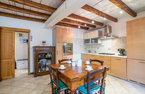 Colonno House | Period house of 125 square meters located on three floors with independent entrance (NO elevator), able to comfortably accommodate up to 6 people.The accommodation is located in the heart of Colonno, a characteristic medieval village of Lariano.The prope