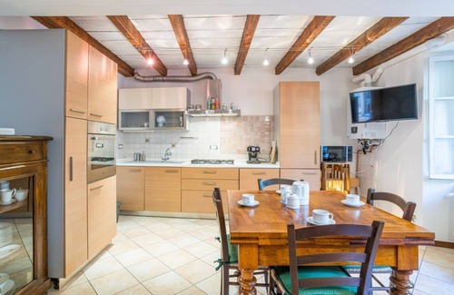 Colonno House | Period house of 125 square meters located on three floors with independent entrance (NO elevator), able to comfortably accommodate up to 6 people.The accommodation is located in the heart of Colonno, a characteristic medieval village of Lariano.The prope