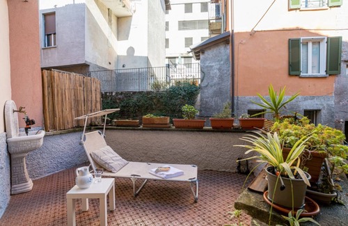 Colonno House | Period house of 125 square meters located on three floors with independent entrance (NO elevator), able to comfortably accommodate up to 6 people.The accommodation is located in the heart of Colonno, a characteristic medieval village of Lariano.The prope