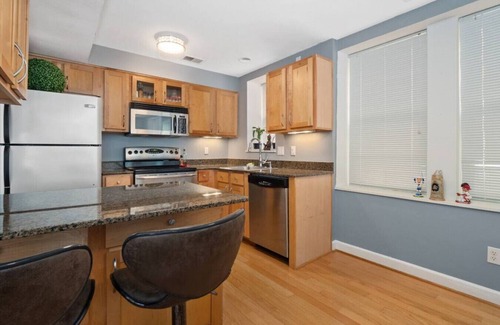 DeBaliviere Place Condo | Pershing · Forest Park Condo- Gated Parking, Walk to CWE