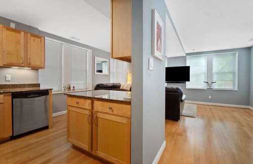 DeBaliviere Place Condo | Pershing · Forest Park Condo- Gated Parking, Walk to CWE