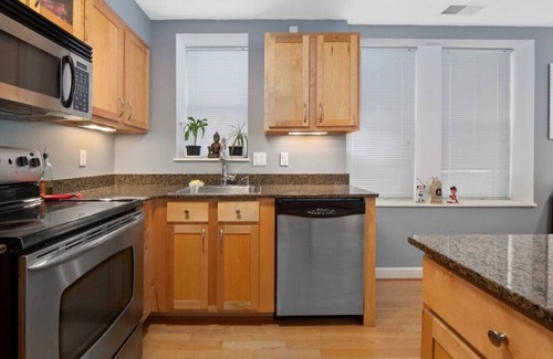 DeBaliviere Place Condo | Pershing · Forest Park Condo- Gated Parking, Walk to CWE