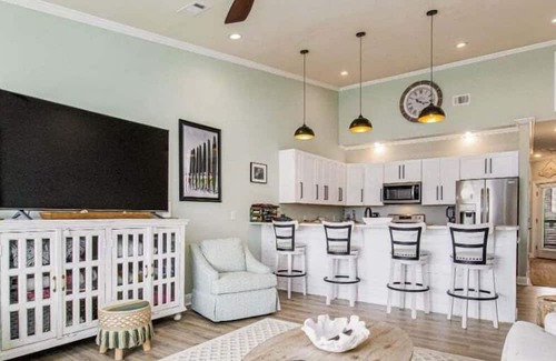 Ono Island Condo | Pescador Landing B5 | Beach Access | Walk to FloraBama | My Beach Getaways