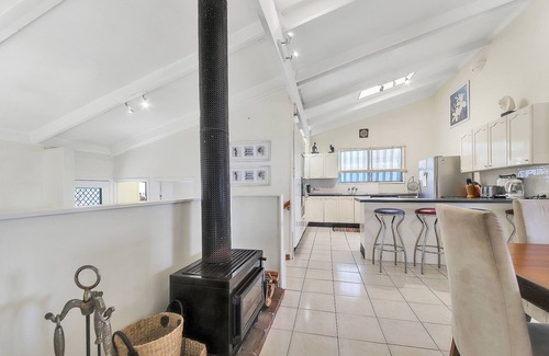 Brisbane Waterfront House | Pet and Family Friendly Peaceful Island W'front home, crabbing, kayaking, bikes