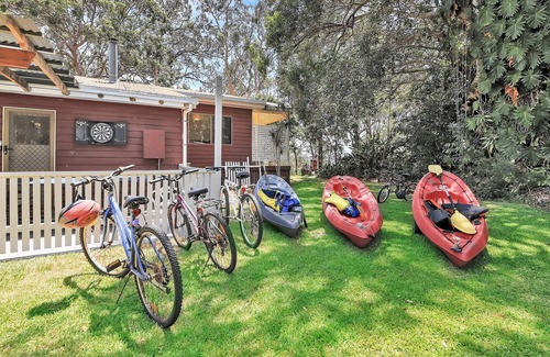 Brisbane Waterfront House | Pet and Family Friendly Peaceful Island W'front home, crabbing, kayaking, bikes