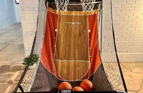 Fort Worth House | Pet&Fam Friendly|Home Office|Great Location|K/QB