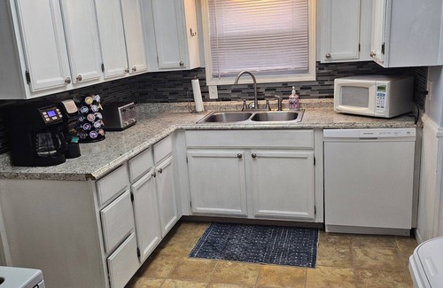 Lansing House | Pet & family friendly 3 bed/1.5 bath-MSU 10 min away! Long term renters welcome!