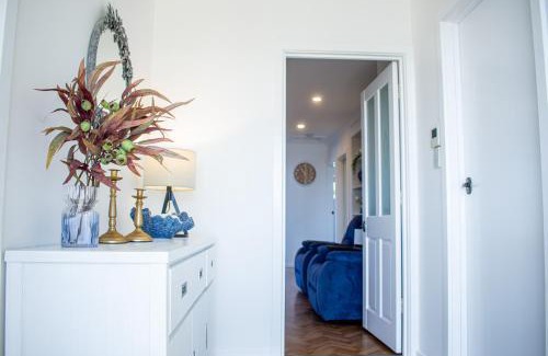 Encounter Bay House | Pet & Family Friendly 3BR Coastal Escape Near Boat Ramp - Diyamba!