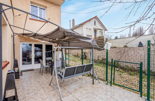 Saint-Thibault-des-Vignes Apartment | Pet friendly apartment in St Thibault des Vignes