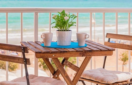 El Moncayo Apartment | Pet Friendly 'Seaview modern Beach Apartment' with Garden & Wi-Fi