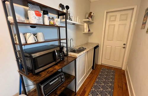 Biddleville Apartment | Pet friendly 1 bedroom unit walkable to Uptown!