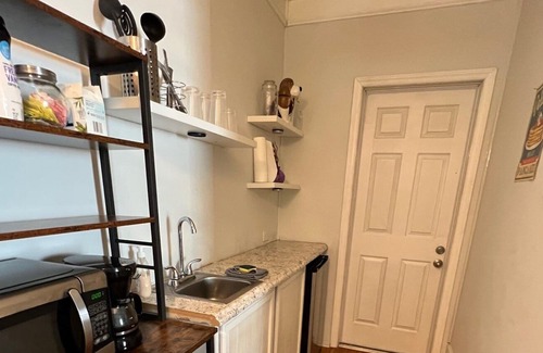 Biddleville Apartment | Pet friendly 1 bedroom unit walkable to Uptown!