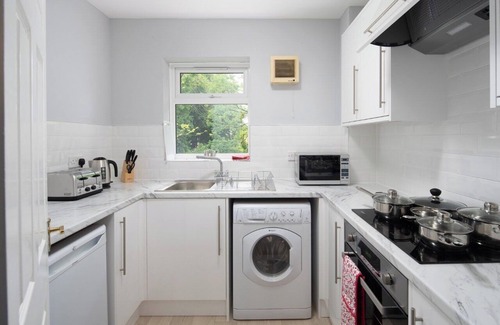 Southgate Apartment | Pet Friendly 1-Bedroom Corporate Apartment in Peaceful Crawley with Free Parking