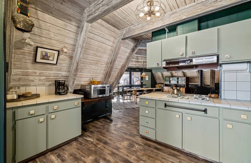 McCall House | Pet Friendly, 10 Guests, Walking Distance to Payette Lake/Downtown, Hot Tub!