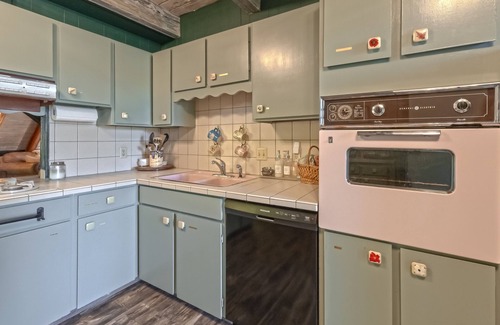 McCall House | Pet Friendly, 10 Guests, Walking Distance to Payette Lake/Downtown, Hot Tub!