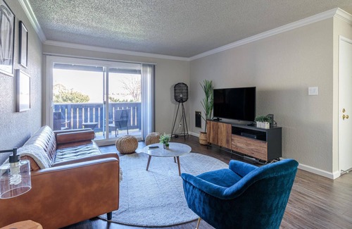 West Alameda Apartment | Pet-Friendly 1BR Apartment in Alameda + Parking