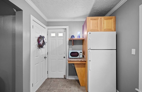Detroit - Shoreway Apartment | Pet Friendly 1BR in Ohio City