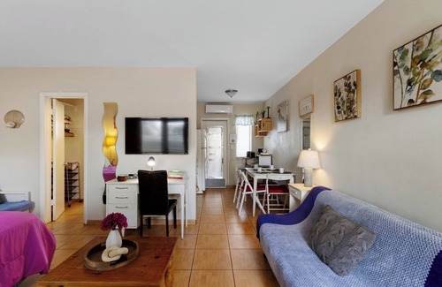 Downtown Hollywood Apartment | Pet-Friendly 1BR Studio w/Parking and BBQ, Hollywood