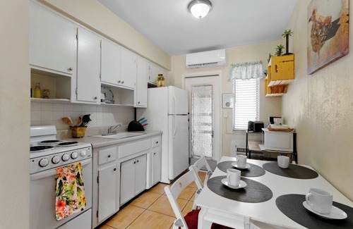Downtown Hollywood Apartment | Pet-Friendly 1BR Studio w/Parking and BBQ, Hollywood