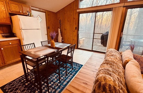 The Woods Cabin | Pet Friendly | 2-Bedroom cabin | Hot tub | Fireplace | BBQ| PS5