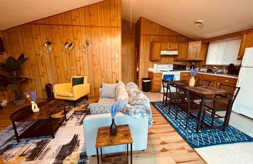 The Woods Cabin | Pet Friendly | 2-Bedroom cabin | Hot tub | Fireplace | BBQ| PS5