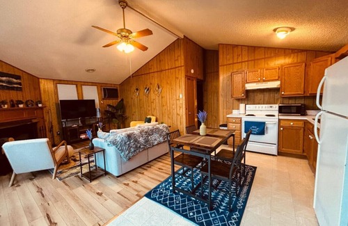 The Woods Cabin | Pet Friendly | 2-Bedroom cabin | Hot tub | Fireplace | BBQ| PS5