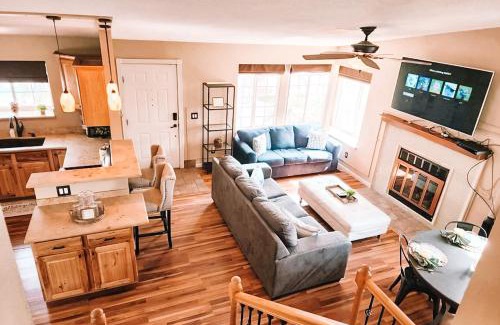 Briargate Villa | Pet Friendly 2 King Beds AF Academy Sleeps 12