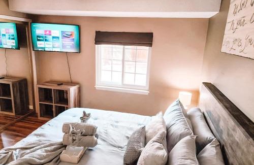Briargate Villa | Pet Friendly 2 King Beds AF Academy Sleeps 12