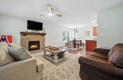 Buford House | Pet Friendly: 3/2 in Sugar Hill on 1 Acre