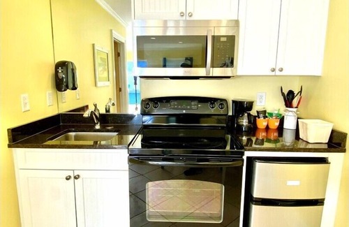 Atlantic Beach Hotel | Pet-friendly, 3 Blocks to Beach - Full Kitchen! Unit 405