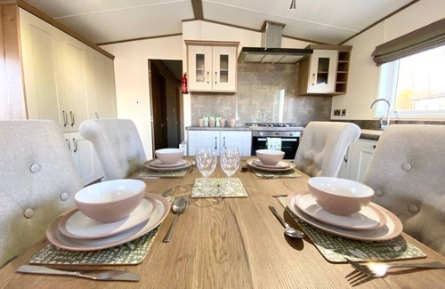 Tattershall Cabin | Pet-Friendly 3-Bed Lodge for 8, Tattershall Lakes