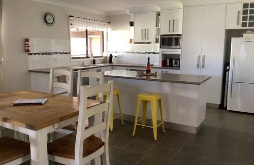 Dubbo House | Pet friendly, 3 bedroom home, close to shops, attractions & medical specialists.