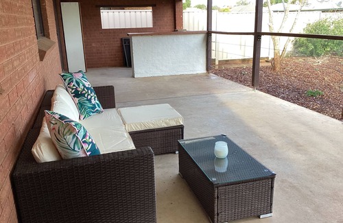 Dubbo House | Pet friendly, 3 bedroom home, close to shops, attractions & medical specialists.