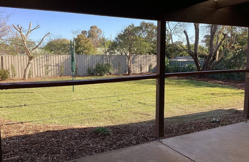 Dubbo House | Pet friendly, 3 bedroom home, close to shops, attractions & medical specialists.