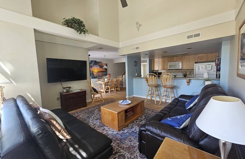 Ocean Ridge House | Pet Friendly, 3Bed, easy walk to Pool, Beach, Restaurants, Golf N Pickle Ball
