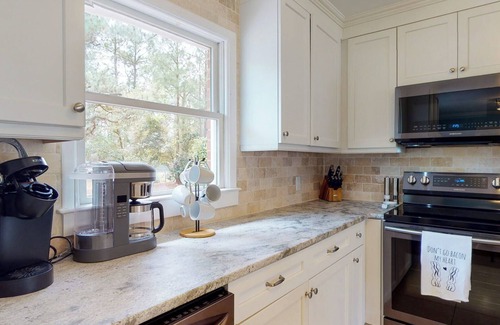 Wilmington House | Pet Friendly, 5 bed home for 12 ppl w/patio, fire pit in Central Wilmington