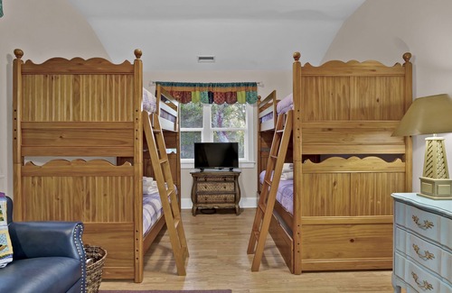 Southport Cottage | PET FRIENDLY Adorable 3 bedroom/3 bath cottage in convenient island location.