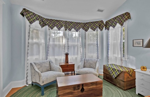 Southport Cottage | PET FRIENDLY Adorable 3 bedroom/3 bath cottage in convenient island location.