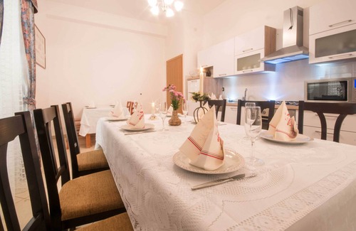 Cancini Villa | Pet friendly, all rooms air conditioned, only 3km from the beach