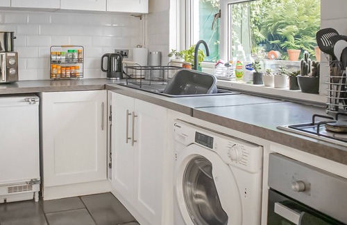 Pembrey Cottage | Pet friendly and perfect for exploring Pembrey.
