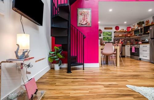 Ridgecrest House | Pet Friendly Barbie House w/Hot Tub, 5 Min from Town/15 Min to Asheville