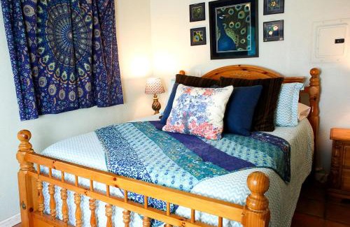 Rainbow CDP House | Pet Friendly Breathtaking Cottage with Great Views and Hot-tub in Rainbow, California