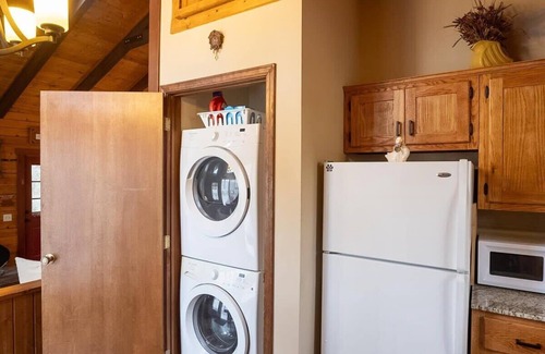 Eureka Springs Cabin | Pet Friendly Cabin! Fire Pit, Mountains, Trails