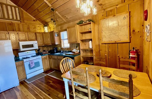 Zoe Cabin | Pet friendly cabin in Cliffview Resort with hot tub and wi-fi