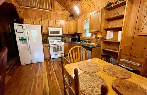 Zoe Cabin | Pet friendly cabin in Cliffview Resort with hot tub and wi-fi