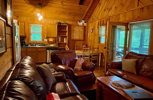 Zoe Cabin | Pet friendly cabin in Cliffview Resort with hot tub and wi-fi