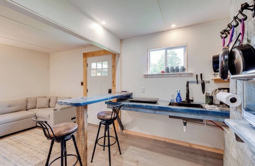 Hillsgrove Cottage | Pet-friendly Cabin w/Grill in Hillsgrove