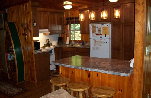 St Germain Cabin | Pet-Friendly Cabin With Air-Conditioning & Fireplace