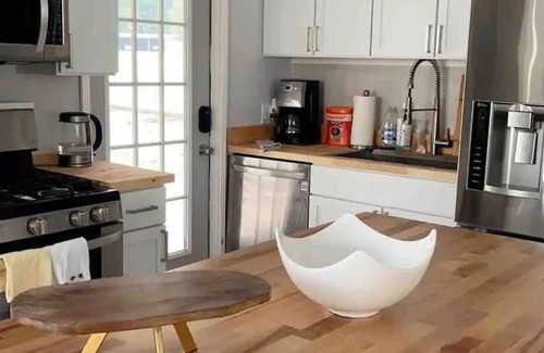 Boardman House | Pet-Friendly Charming & Cozy 3-bedroom house AC & WiFi in pleasant Youngstown